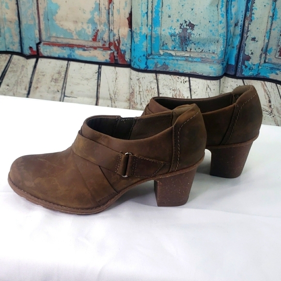Clarks Collections Distressed Ankle Boots - Picture 3 of 6